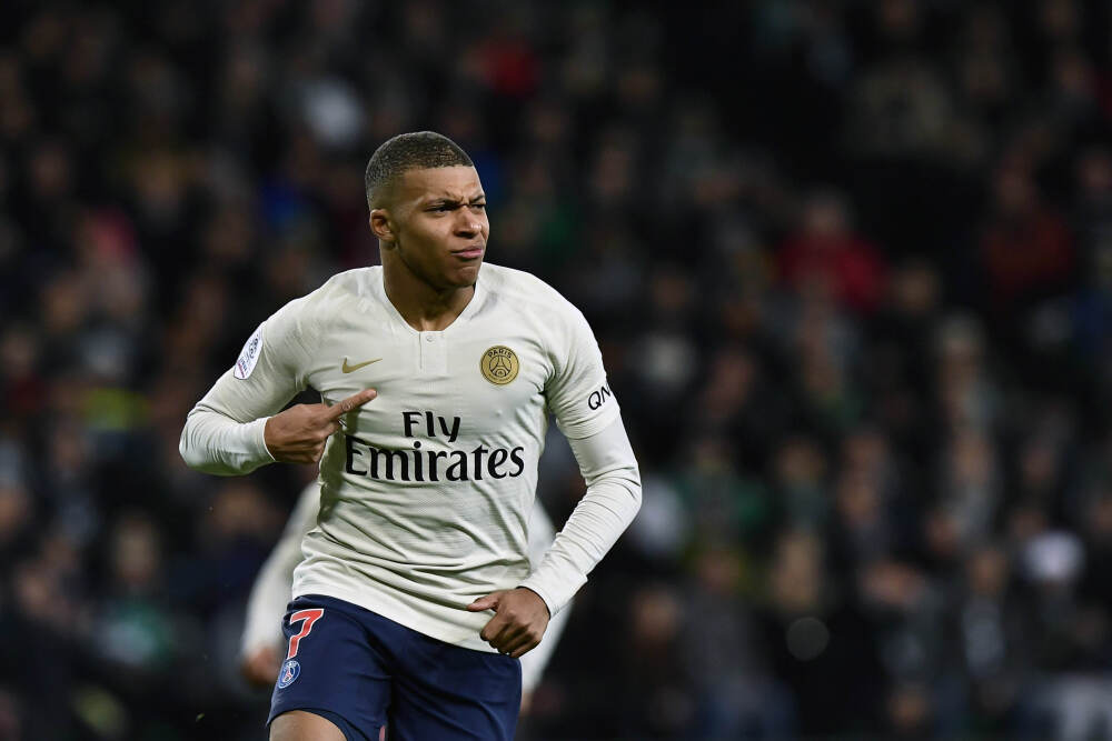 共和报: 罗马梦想在今夏签回萨拉赫, 但2390万欧年薪超过承受范围